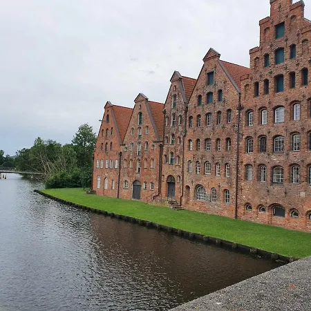 Wakenitz-villa Anno 1922 With River Access Apartament