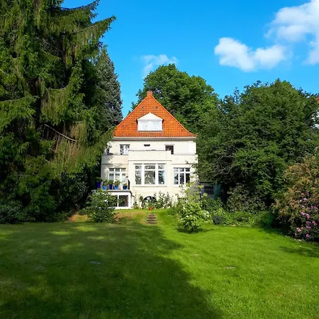 Wakenitz-villa Anno 1922 With River Access Apartman